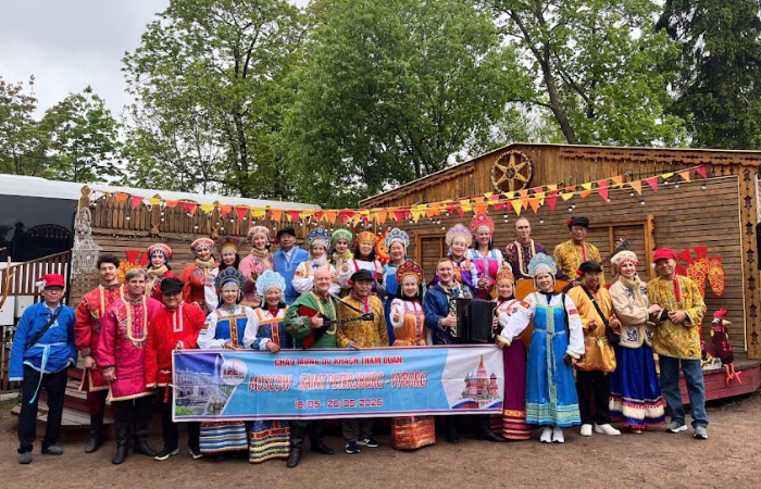 đoàn ghép tour Nga